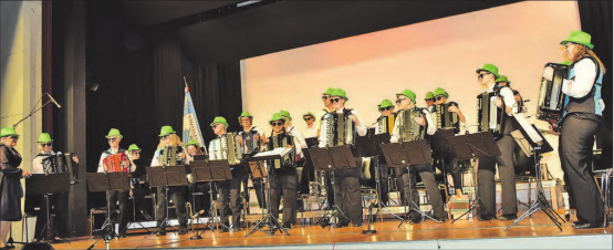 Cordula Grün: Dazu gehörten natürlich die grünen Hüte. Dies war auch gleich das Abschiedsbild für die Dirigentin, Susanne Bucher. (Bilder: Frieda Steffen)