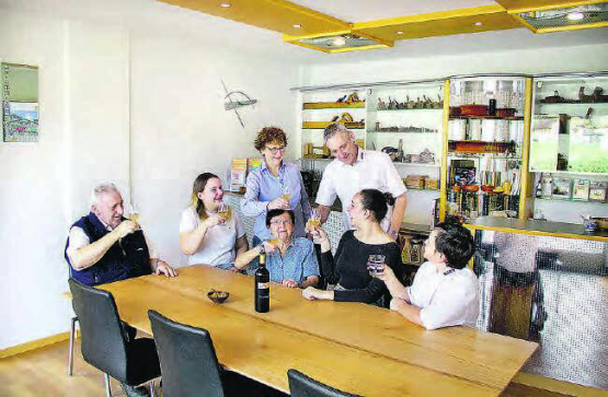 Schreinerei Ryser, Rickenbach: Drei Generationen stossen nach 50 Jahren auf weitere 50 erfolgreiche Jahre an.