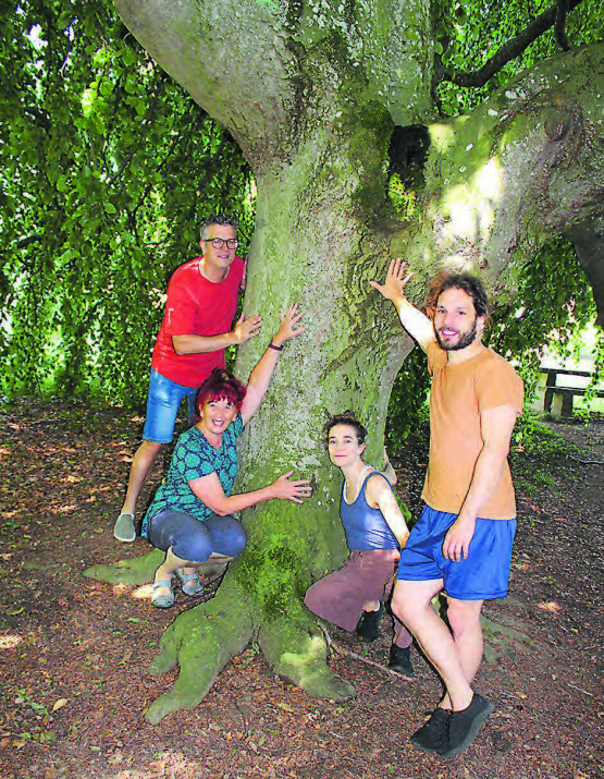 Mitten in der Arbeit und voller Vorfreude: Rafael Baier, Barbara Schirmer, Mahalia Horvath und Jan Lorys unter der Hängebuche in Beinwil am See.. (Bild: grh)