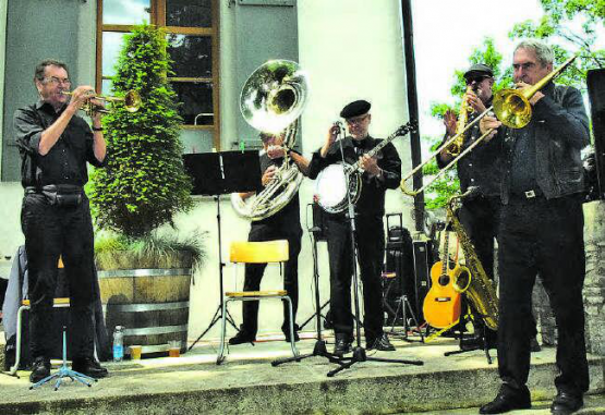 Sie sorgten für eine beschwingte Stimmung: Die Dixie-Ramblers umrahmten die 1. Augustfeier auf dem Schlosshof. (Bilder: st.)