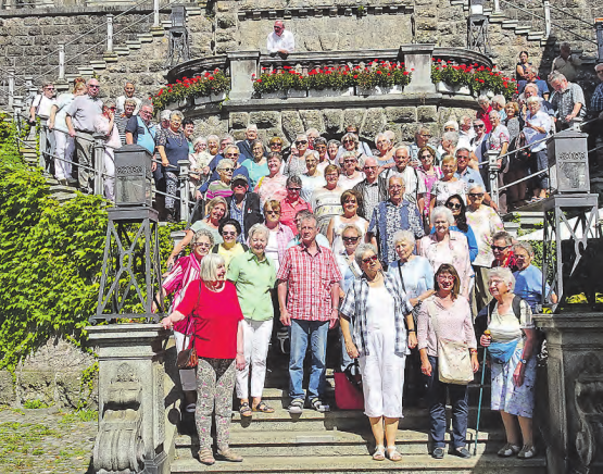 Ein Erinnerungsbild auf der Schlosstreppe in Rapperswil: Eine aufgestellte Reisegesellschaft genoss den Aufenthalt und das feine Mittagessen. (Bild: zVg.)