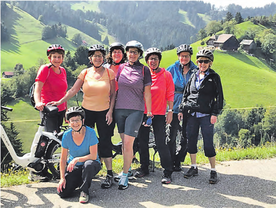 Die Velogruppe des Frauenturnvereins Leutwil freute sich an der Tour mit den schnellen E-Bikes. (Bild: zVg.)