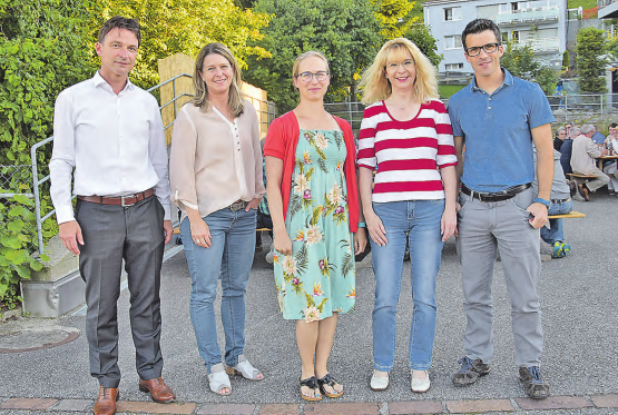 Der Holziker Gemeinderat freut sich auf das Jugend- und Einweihungsfest: André Hächler, Uschi Dätwyler, Jacqueline Gloor, Jacqueline Hausmann (Gemeindeammann), Lukas Treier (v. l.) nach der Gemeindeversammlung. (Bild aw.)