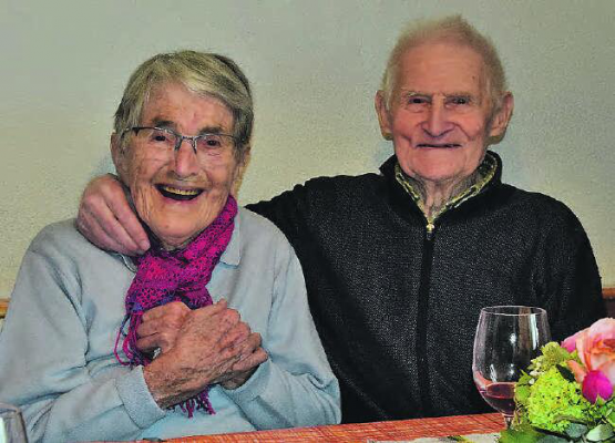 Herzlich lachende Gesichter: Ida und Willi Steiner-Neeser werden wohl umsorgt von ihrer Tochter Vreni, die auch auf die Unterstützung ihrer Brüder zählen kann. (Bild: st.)