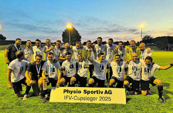 Die erfolgreichen Cupsieger: Senioren 30+ Gunzwil/Eich mit dem Pokal. (Bild: zVg.)