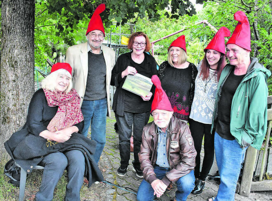 Autorin und Fotografin Brigitt Lattmann im Kreis ihrer Heinzelmännchen, ohne welche die Realisierung des Buches nicht möglich gewesen wäre. (Bilder: hg.)