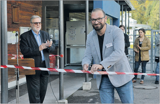 Bauleiter Tobias Stauber schneidet das Band durch. Applaus kommt auch von Bernhard Bürki (links), dem Präsidenten und Geschäftsführer der Genossenschaft Frei- und Hallenbad Entfelden. (Bilder: Kaspar Flückiger)