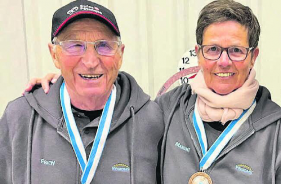 Meister ihres Fachs und vielfach ausgezeichnet: Margrit und Erich Nyffenegger aus Uerkheim zählen zu den besten Pétanque-Spielern im Aargau. (Bild: zVg.)