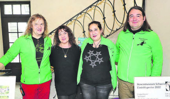 Am Eingang zum Hexenmuseum wurde man freundlich willkommen geheissen: Christoph «Biba» Meier und Wicca Meier-Spring, die beiden Gründer des Hexenmuseums, sowie das Kassenpersonal Karima El Guindehi und Michael Hofmeier (von links). (Bilder: rc.)