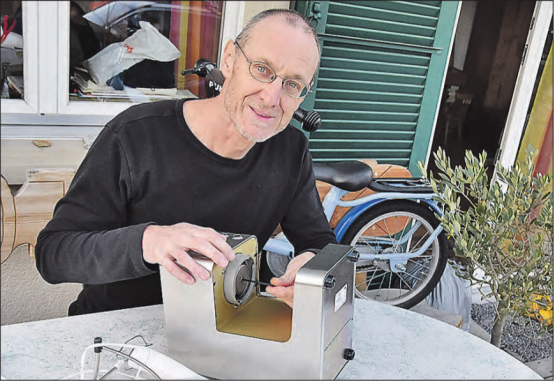 Ob das alles repariert werden kann? Jürg Hochuli von der Alterskommission Schöftland übt schon mal mit der defekten Kaffeemaschine, danach kommen Mixer und Kindervelo dran. (Bild: aw.)