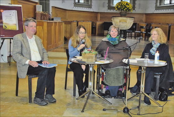 Glückliche Momente: Umgeben von ihrem Ehemann Daniel, Anne Helke (Lektorin vom fontis-Verlag) und ihrer Freundin und Co-Autorin Vera Schindler-Wunderlich genoss Seraina die Vernissage ihres eigenen Buches. (Bilder: st.)