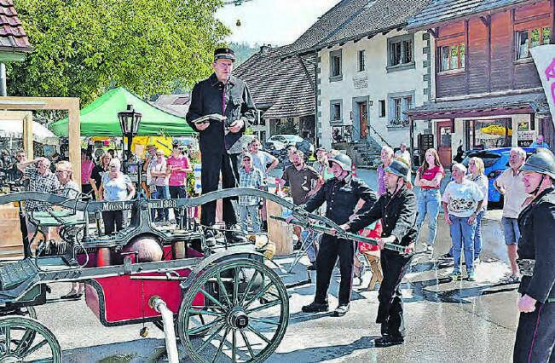 Auf der historischen Handdruckspritze von 1888 über die Restaurierung orientiert: Andreas Koller, Präsident der «Füürwehroldies Leerb», über das im Museum ausgestellte Material. (Bild: aw.)