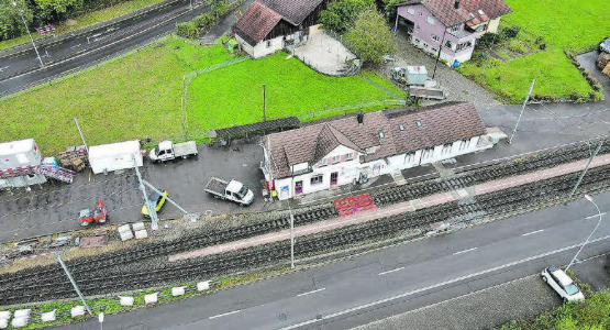 Diese Luftaufnahme des alten Bahnhofs Oberkulm entstand Mitte Oktober 2023. Inzwischen sind die Arbeiten an den Gleisen weit fortgeschritten. (Archivbild: Nick Schaffner)