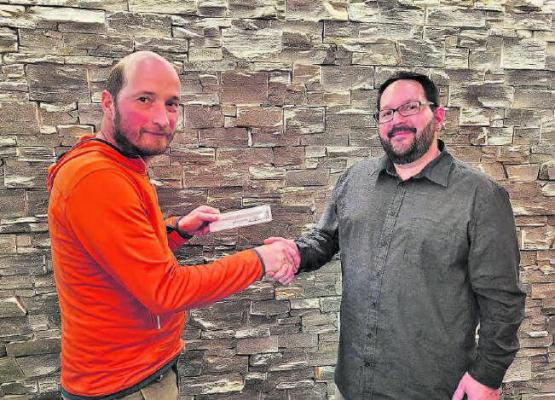 Nachfolge geregelt: Stiftübergabe vom abtretenden Präsidenten Martin Steiger (links) an den neugewählten Präsidenten Roger Kronenberg. (Bild: zVg.)