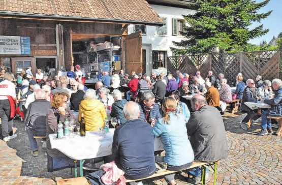 Über die Mittagszeit gut besucht: Die Gäste genossen Bänzli’s Chässchnitten. (Bilder: aw.)
