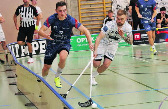 Spiele gegen den UHC Grünenmatt sind immer sehr eng: Der Lok-Spieler Patrick Krebs (l.) setzt sich gegen einen Berner durch. (Bild: Roland Jaus)