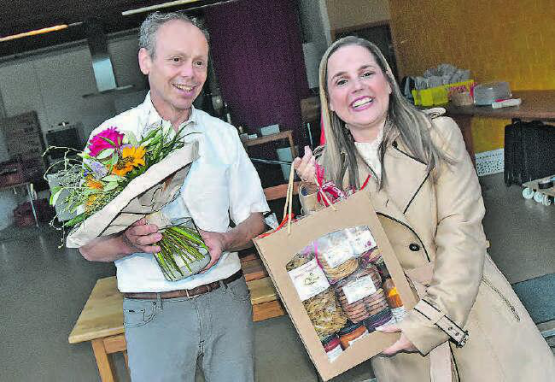 Ein Präsent muss sein: Gemeindeammann Patric Jakob dankte Martina Bircher für die Bearbeitung einer aktuellen Thematik. (Bilder: aw.)