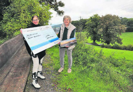 Mit Blick über das Oberwynental: Fotografin Dominique Rubin (l.) und die Präsidentin des Regionalen Besuchsdienstes Regula Schrag, bei der Übergabe beim «langen Bänkli». (Bild: rc.)