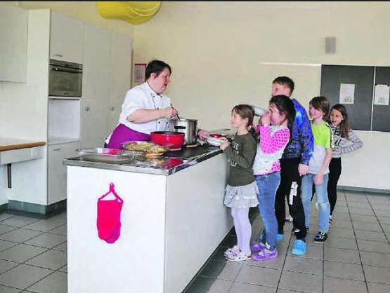 Zum bestehenden Mittagstisch und der Hausaufgabenhilfe bietet die Schule Gontenschwil seit Februar auch ein schulergänzendes Betreuungsangebot an. (Bilder: zVg.)