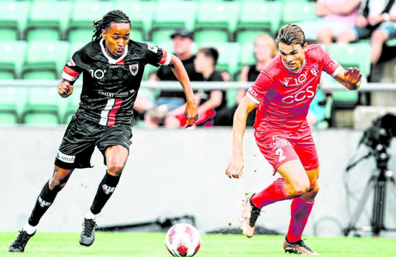 Esey Gebreyesus (l.) gab gegen den FC Sion sein Debüt im FCA-Trikot. Hier im Laufduell mit Joël Schmied. (Bild: Sarah Rölli)