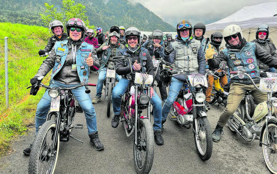 Die «2-Takt-Mafia» mit Aargauern und Innerschweizern im Team, kurz vor dem Start zum «Red Bull Alpenbrevet» in Interlaken. (Bild: zVg.)