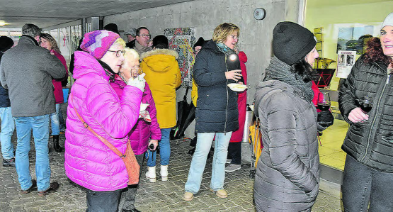 Lauschten den Worten des Gemeindeammanns: Über 60 Kirchleerauer inklusive Familien mit Kindern nahmen am Silvesterapéro teil. (Bild: aw.)