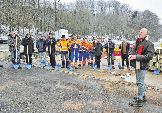 Ein Neubaupojekt ohne Termindruck: Spatenstich für den neuen Werkhof in Gränichen. Im Vordergrund Vizeammann Hanspeter Lüem. (Bild: msu.)