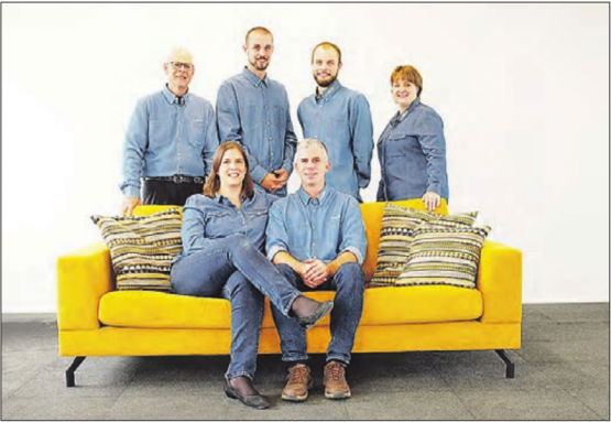 Lädt am Wochenende zur Herbst- und Winterausstellung ein: Das Team vom Möbelhaus Comodo in Dürrenäsch. (Bild: zVg.)