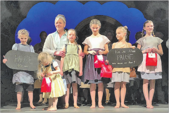 Für Sie 30 Minuten Pause … wir müssen ins Bett!» Der Nachwuchs auf der Böjuer Operettenbühne verabschiedet sich vor der Pause. Man beachte die kleine Dame vorne links, die es nicht erwarten kann, einen Blick in die Geschenkbox zu werfen.