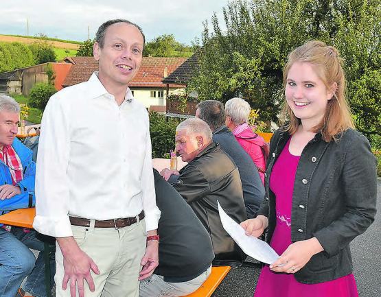 Eine eindrückliche Rede: Die junge Wilibergerin Saïmaa Müller, daneben Gemeindeammann Patric Jakob. (Bild: aw.)