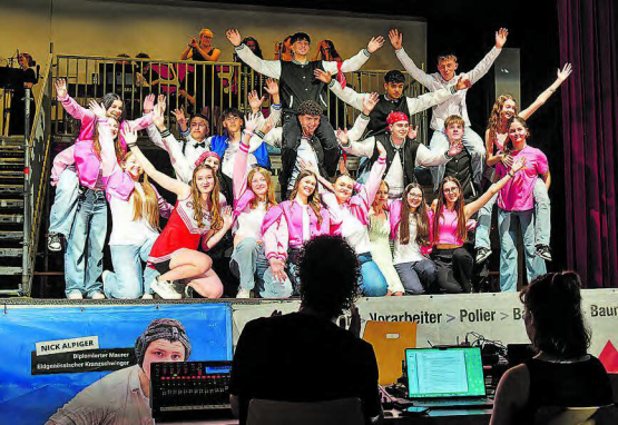 Der gesamte Cast auf der Bühne: Die Schülerinnen und Schüler begeisterten das Publikum mit einer aufwendigen Inszenierung.