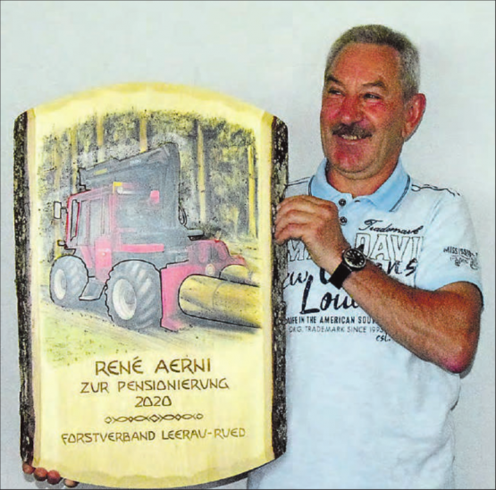 Er freut sich riesig über sein Abschiedsgeschenk: René Aerni an seinem letzten Arbeitstag – nach 48 Jahren Sonne, Wind, Regen, Schnee, Kälte, Nässe und Hitze. (Bild: st.)