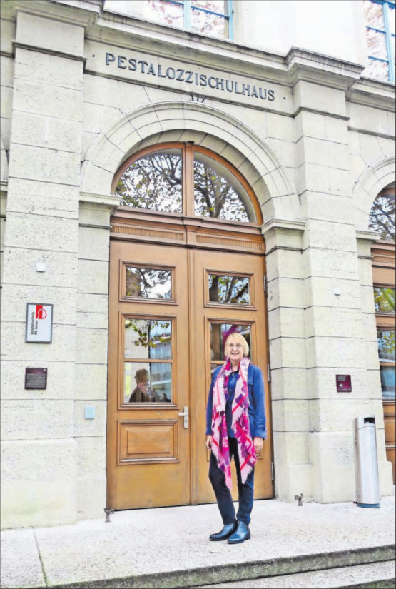Die Präsidentin vom KV Aarau-Mittelland kommt aus Staffelbach: Regula Wirth vor dem Pestalozzi-Schulhaus in Aarau. (Bild: Flurina Sirenio)