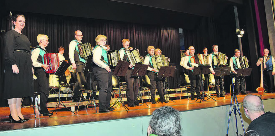 Der Handharmonika-Club Staffelbach in concert: Links die abtretende Dirigentin, rechts der virtuose Alphornspieler Hans Matt. (Bilder: st.)