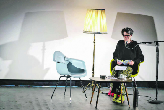 Kathrin Burger im Kinosaal des TaB: Die Requisiten, bestehend aus Lampe, einem Tischchen und zwei Stühlen reichten, um einen stimmungsvollen Rahmen zu bilden und die Zuhörer in den Bann zu ziehen. (Bild: dr.)