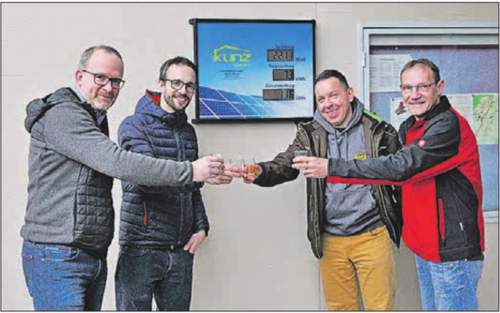 Stossen auf die neue Photovoltaikanlage an, von links: Bottenwils Gemeinderat Christof Spielmann, Architekt Simon Lehner, Projektleiter Frank Zachau und Abwart Marcel Oppliger. (Bild: ran)