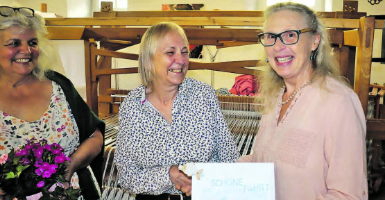 Strahlende Jubilarin: Silvia Glauser (links) und Brigitte Hess-Stalder (rechts) von der Freizeitwerkstatt gratulieren Esther Möller. (Bild: zVg.)