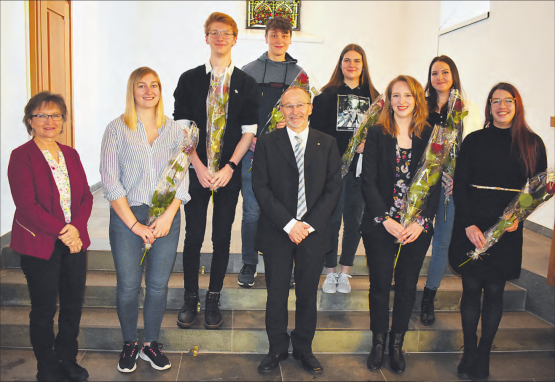 Abschied mit einem weinenden Auge: Pfarrer Andreas Schindler und Kirchenpflegerin Manuela Flühmann verabschiedeten in der Reinacher Kirche die Ten-Sing-Mitglieder. (Bild: hg.)