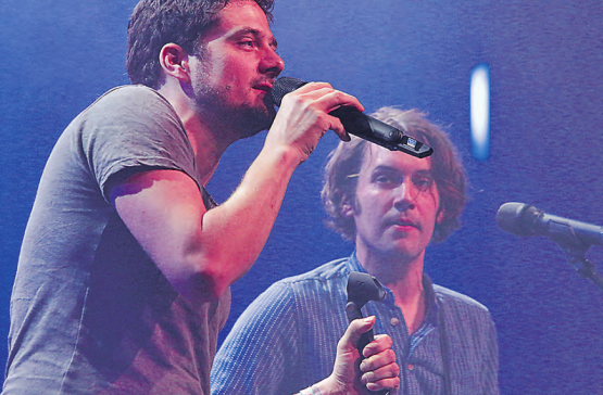 Donnerstag: Augen zu und das Bruce Springsteen-Tribute geniessen. Tobias Carshey und Lukas Langenegger sangen im Duett. (Bilder: Remo Conoci)