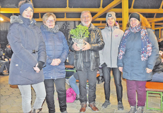 Schulpflege in den Ruhestand verabschiedet: Barbara Müller, Silvia Hochuli, Arnold Steinmann, Nicole Segginger und Marianne Lüscher v. l., (Bild: aw.)