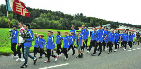 Strammen Schrittes Richtung Dorf: Der gesamte Schlossrueder Turnverein marschierte mit Florian Langenegger Richtung Schulhaus, wo in der Aula das Fest stattfand. (Bilder: st.)