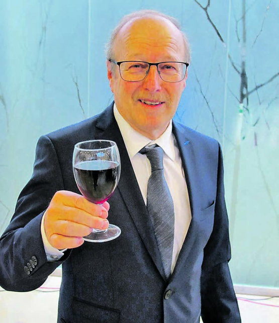 Peter Stirnemann, Gemeindeammann Gränichen, stösst mit den Wynentalerinnen und Wynentalern an. (Bild: zVg.)