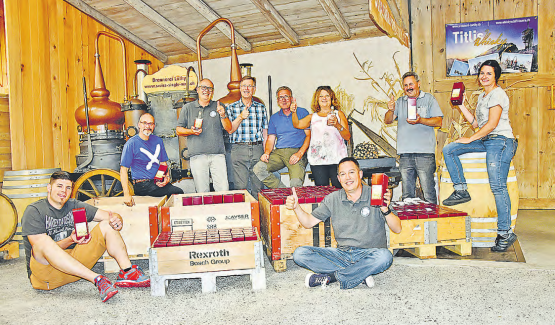 Oberkulmer Rotkorn-Whiskyfest vom 7. bis 9. September: Das OK präsentiert stolz den abgefüllten Oberkulmer Rotkorn-Whisky. (Bild: Te.)