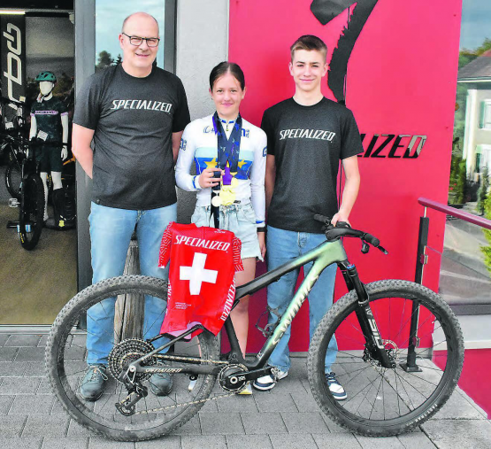 Hartes Training, Disziplin, Begeisterung und Durchhaltewillen machen sich bezahlt: Marcel Steiger, Teammanager und Trainer beim Specialized Junior Cross-Country Team Switzerland, mit seinen Schützlingen Anja Grossmann und Tobias Hofmann. (Bilder: hg.)