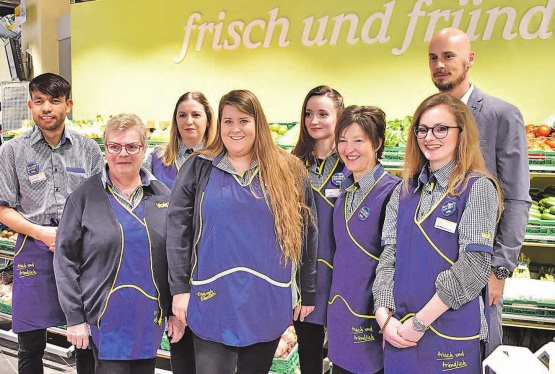 «Frisch und fründlich», das Motto wird im umgebauten Volg Seengen gelebt: Filialleiterin Anita Sandmeier (Mitte) mit ihrem Team und Geschäftsleiter der Landi Hallwilersee Reto Manetsch (hinten rechts). (Bild: hg.)