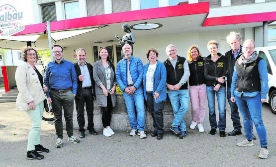 Die Empfänger der verschiedenen Theatergruppen: (v.l.) Daniela Furrer und Marco Sommerhalder (Pfeffikon), Markus Rast (Schwarzenbach), Sonja Rast (Neudorf), Peter Dössegger (Seon), Chantal Frey (Birrwil) sowie die «Tandemler» Rolf Rubin, Corinne Baggenstoss, Sandra Schüttel, Markus Hauri und Ilina Blättler. (Bild: rc.)