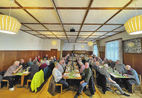 Gemütlich speiste der «Seener Männerstamm» bei der Metzgete auf dem Homberg. (Bild:zVg.)