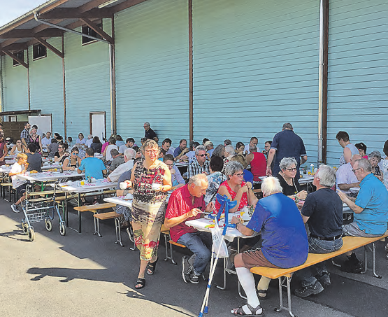 Brunch in Hallwil: Anstehen und Köstlichkeiten auf den Teller legen am reichhaltigen Buffet. (Bild: ru.)