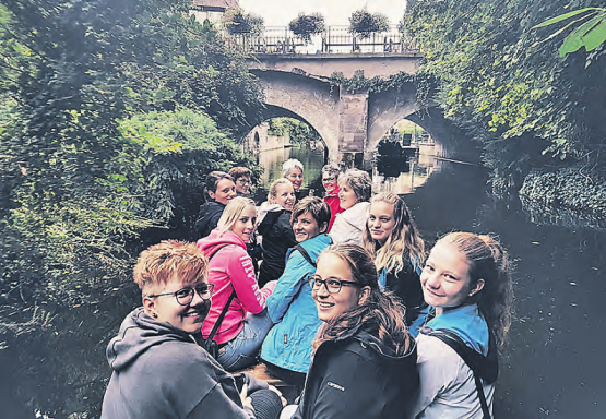 TV Rickenbach auf Reisen: Mit einer Barke ging es durch die Fluss-Kanäle in Colmar. (Bild: zVg.)