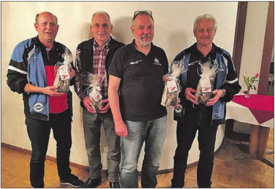 Generalversammlung der Männeriege Zetzwil: Die fleissigsten Turnstundenbesucher erhielten Zetzwiler Spezialitäten (v. l.): Peter Siegrist, Ruedi Maurer, Res Kiener, Ueli Hunziker. (Bild: ws.)